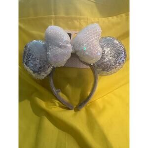 NWT Disney Minnie Mouse Silver and White Sequined Headband Ears